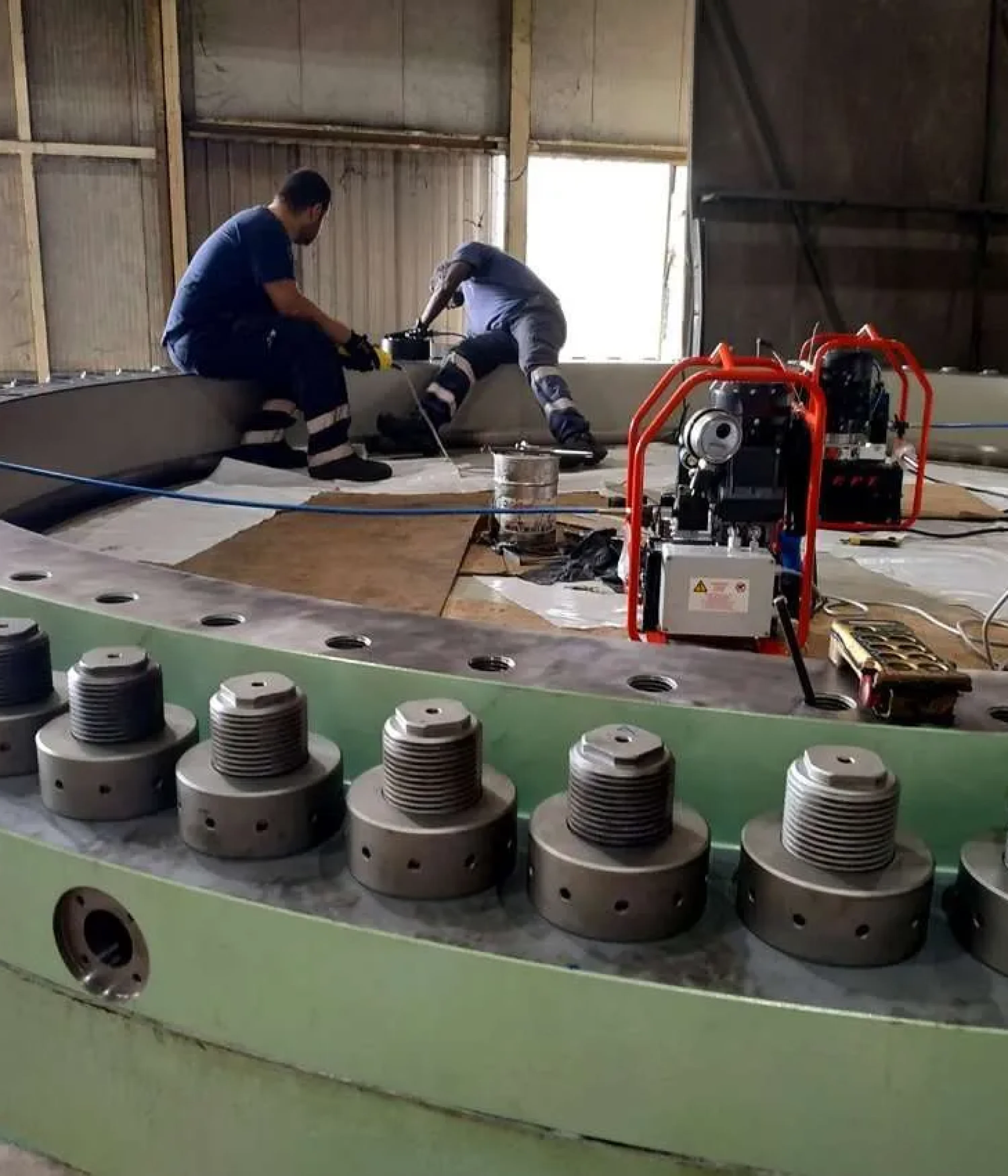 Custom-made-hydraulic-bolt-tensioners