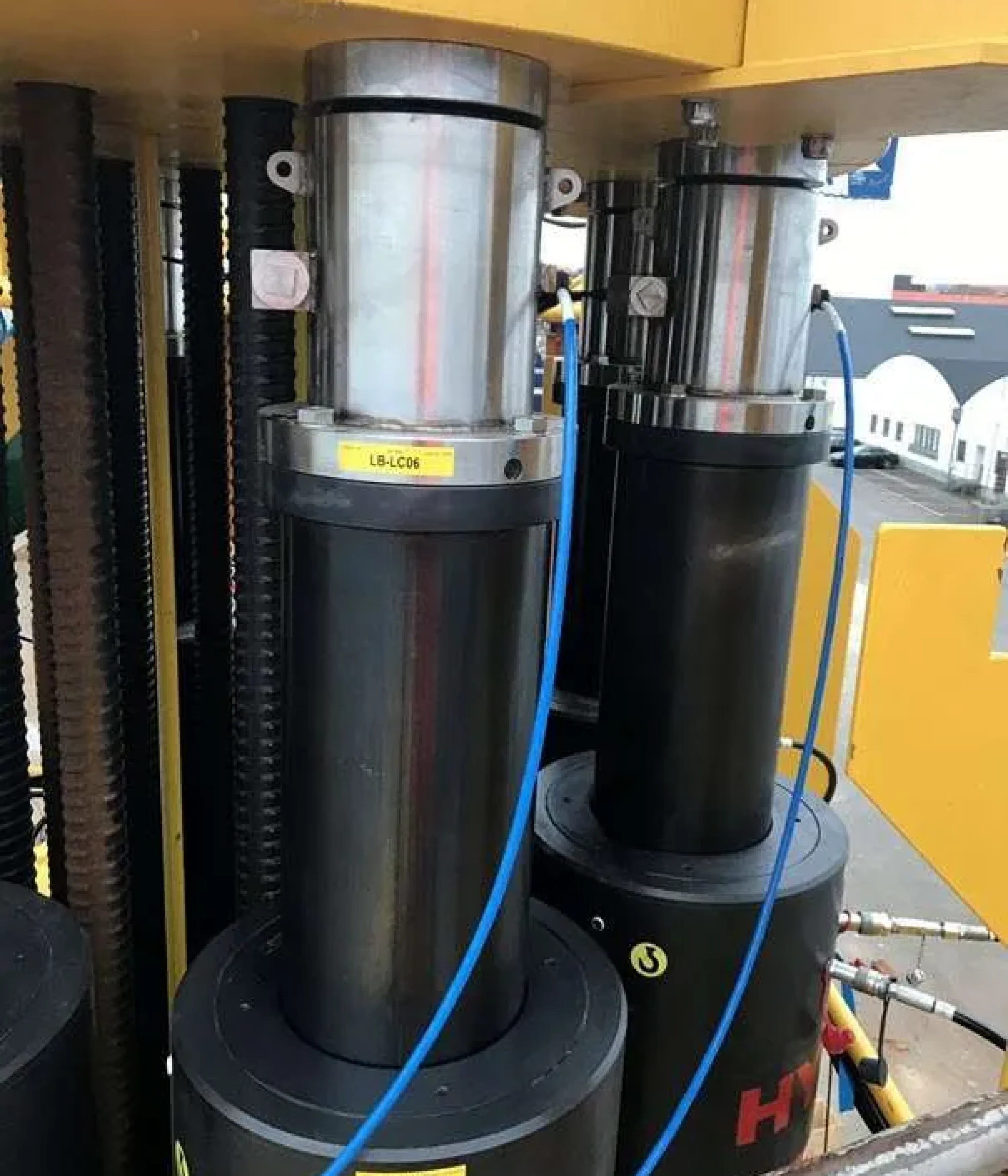 High-tonnage-hydraulic-cylinders
