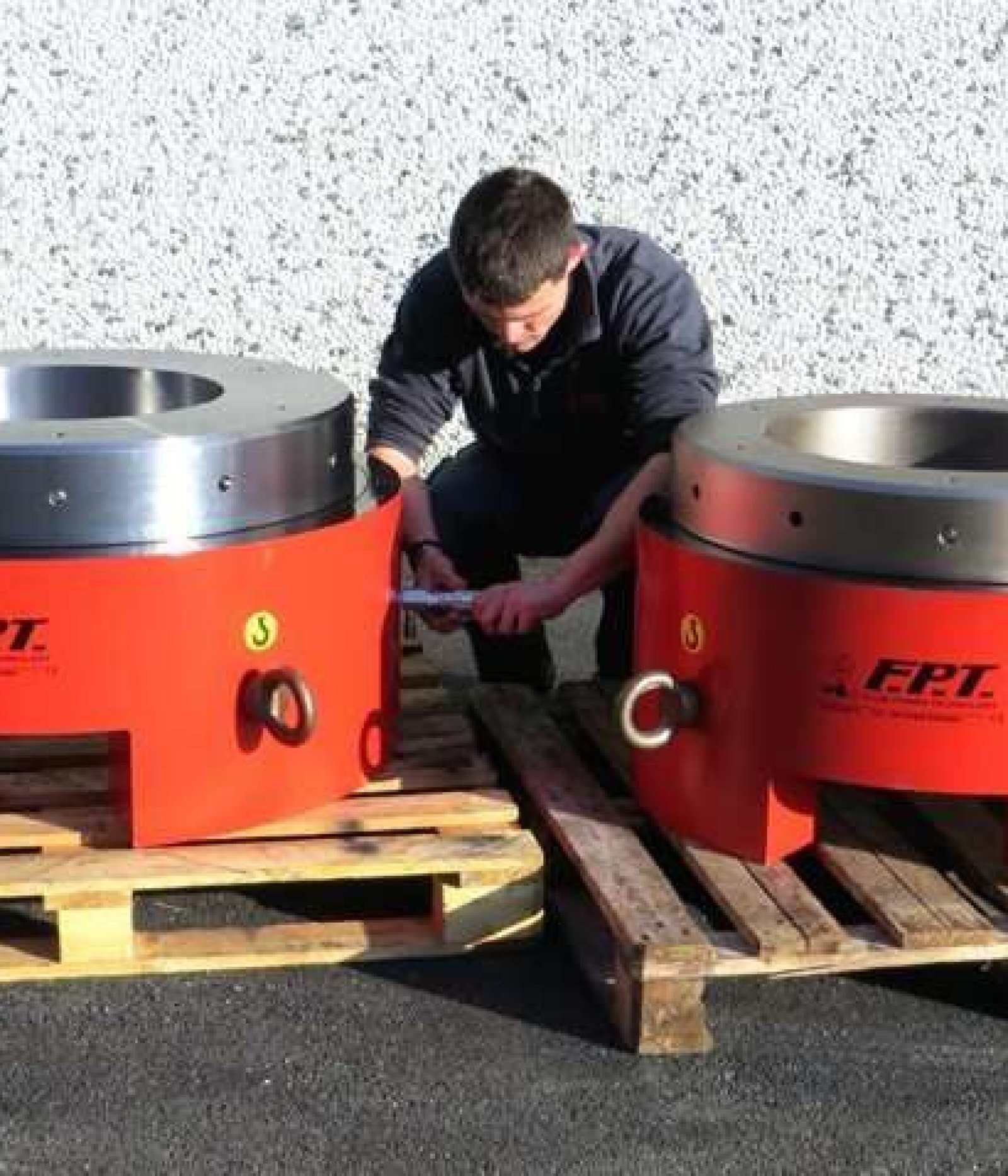 Hydraulic-bolt-tensioners-with-threaded-insert-2