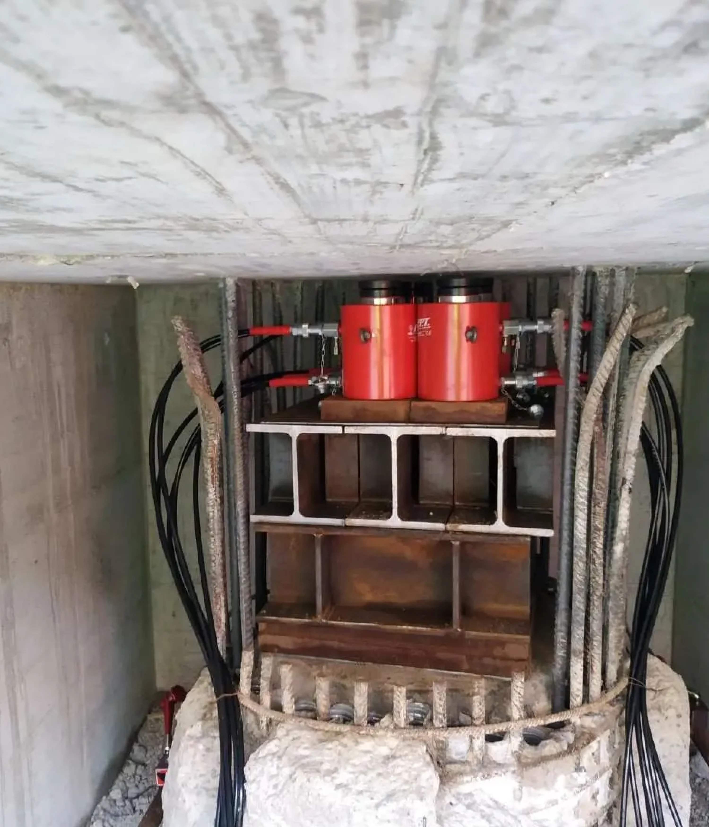 Pile-Load-Testing-Hydraulic-jack