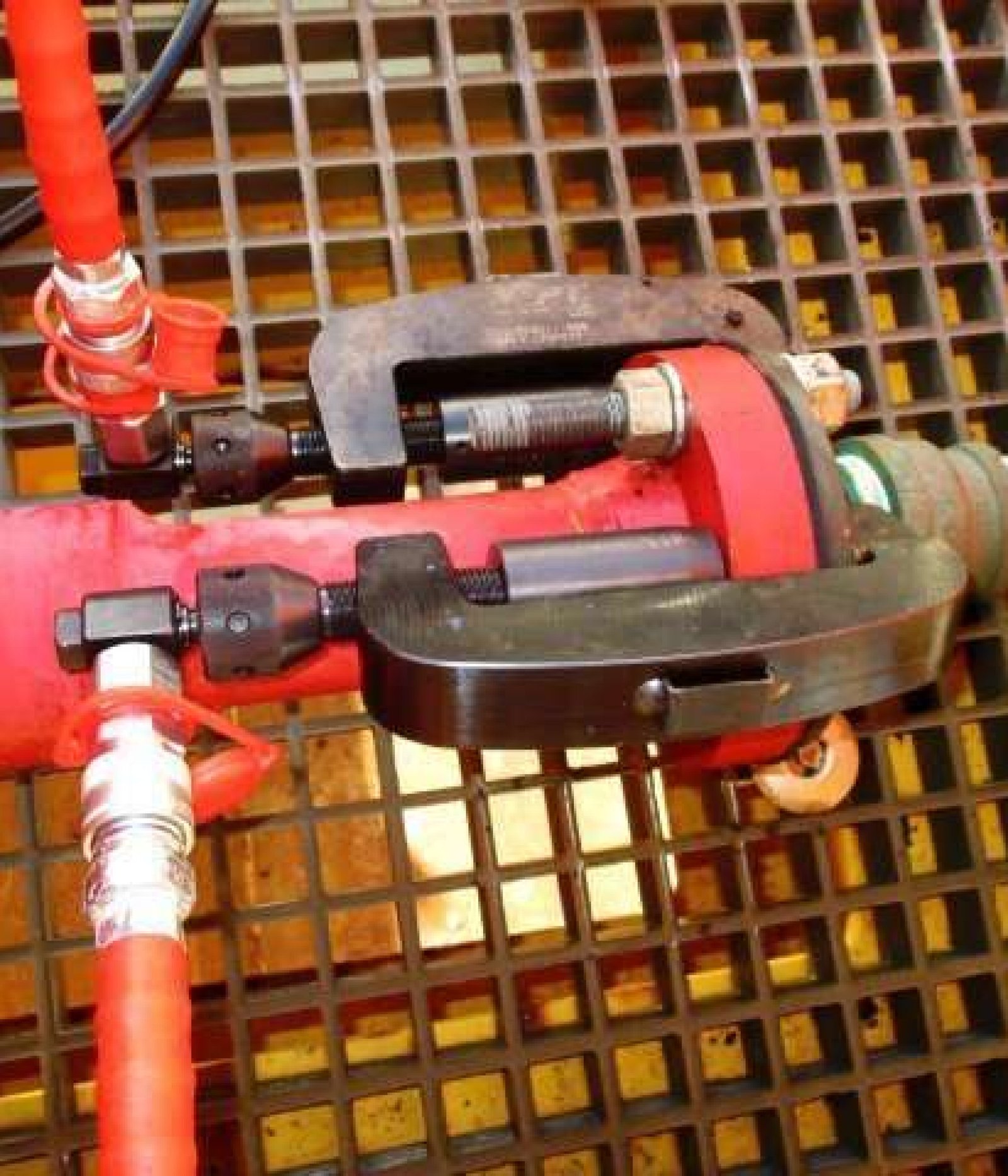 hot-bolt-clamp-system-2