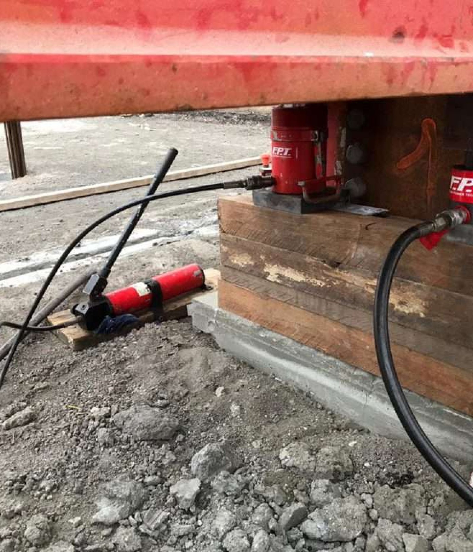 hydraulic-cylinders-lifting-1024x768[1]