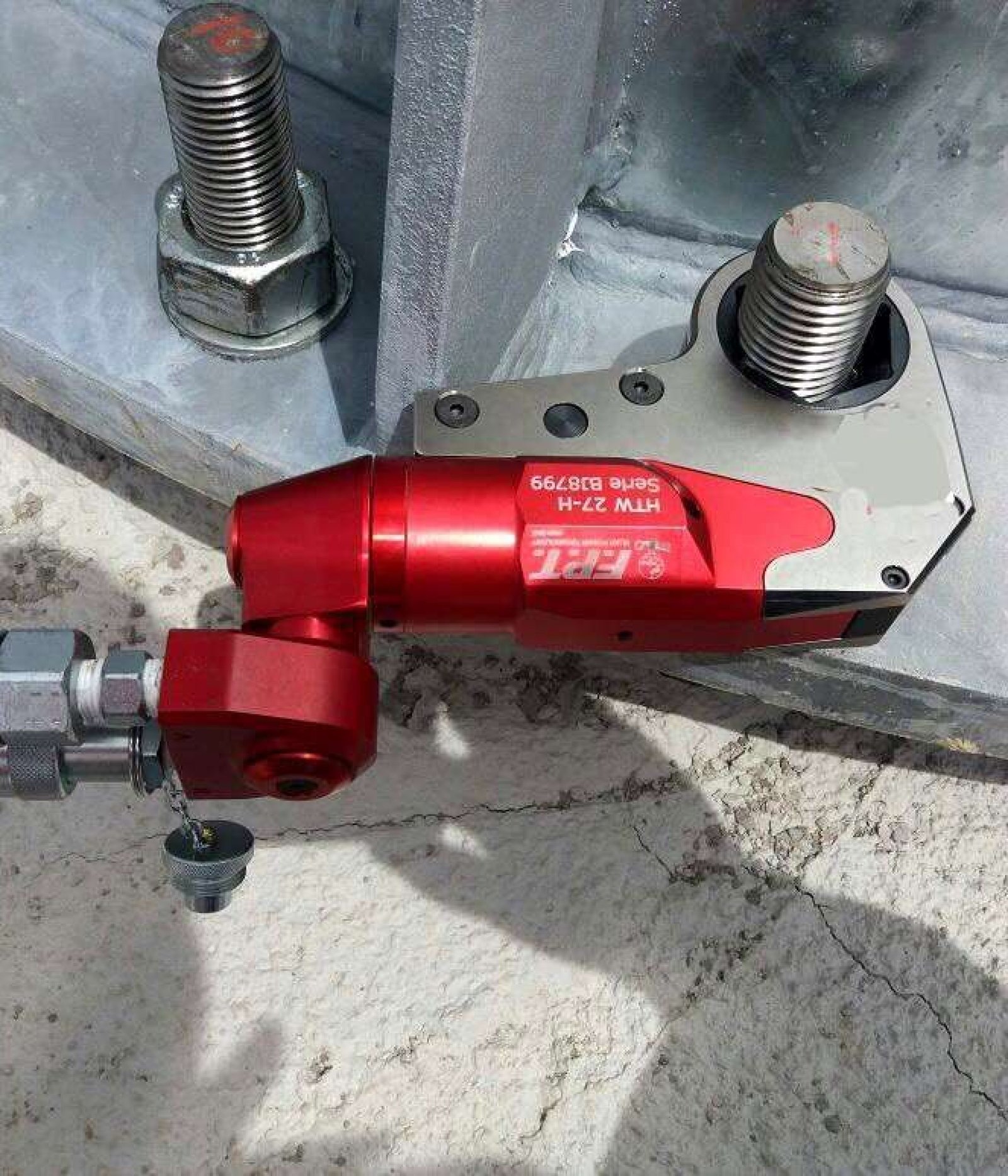 low-clearance-hydraulic-torque-wrenches